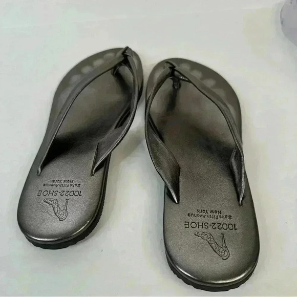 Sak’s Fifth Avenue 10022-SHOE Metallic Leather Sandals. Size 8 - Picture 8 of 11